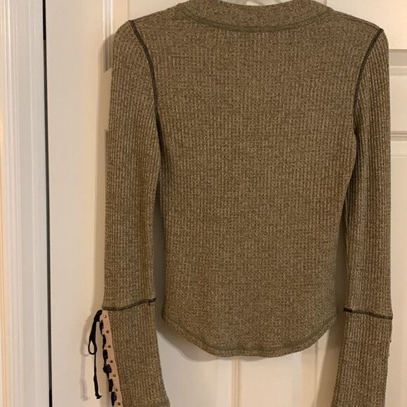 Free People Sz Medium mountaineer cuff T-shirt w/lace up/down sleeve option. - Picture 4 of 10